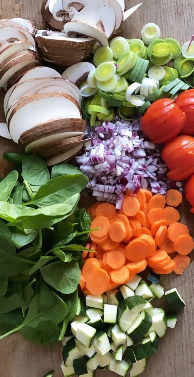 Verduras frescas cortadas sobre la tabla